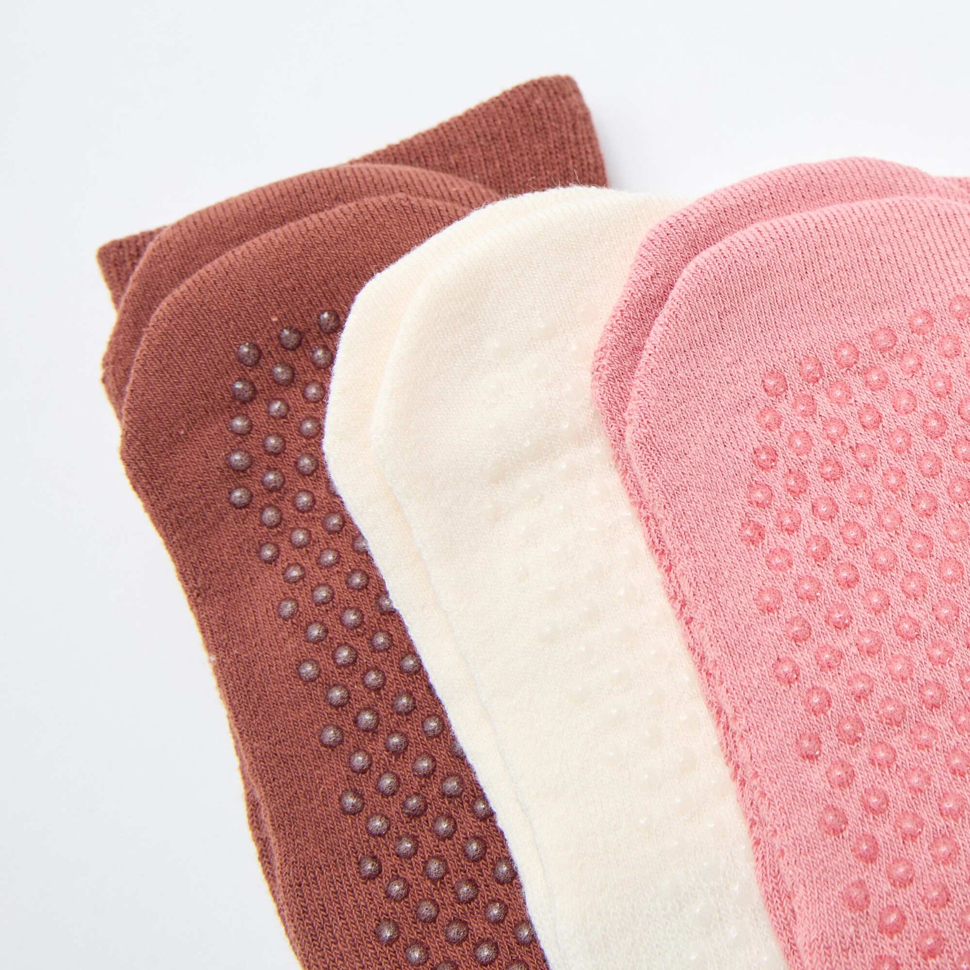 3-Pack of Non-Slip Socks BROWN