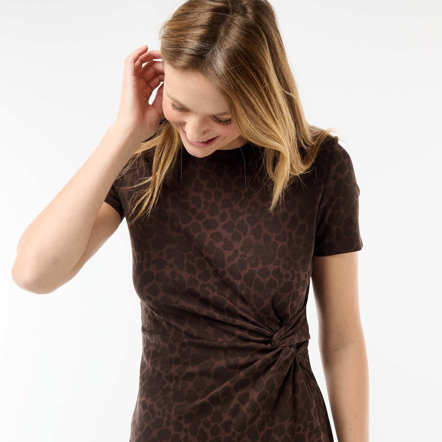 Short T-shirt Dress with Decorative Knot BROWN