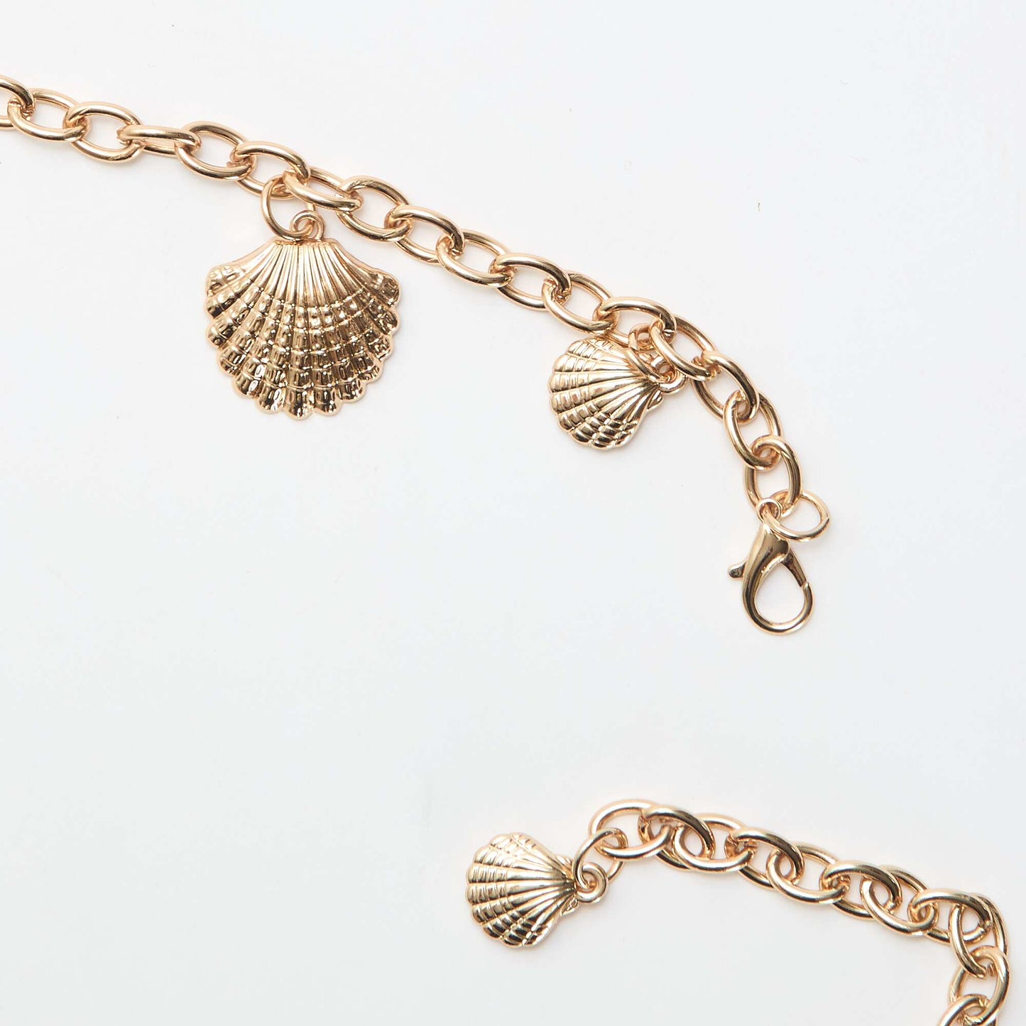 Metal necklace with shell-shaped medallions YELLOW