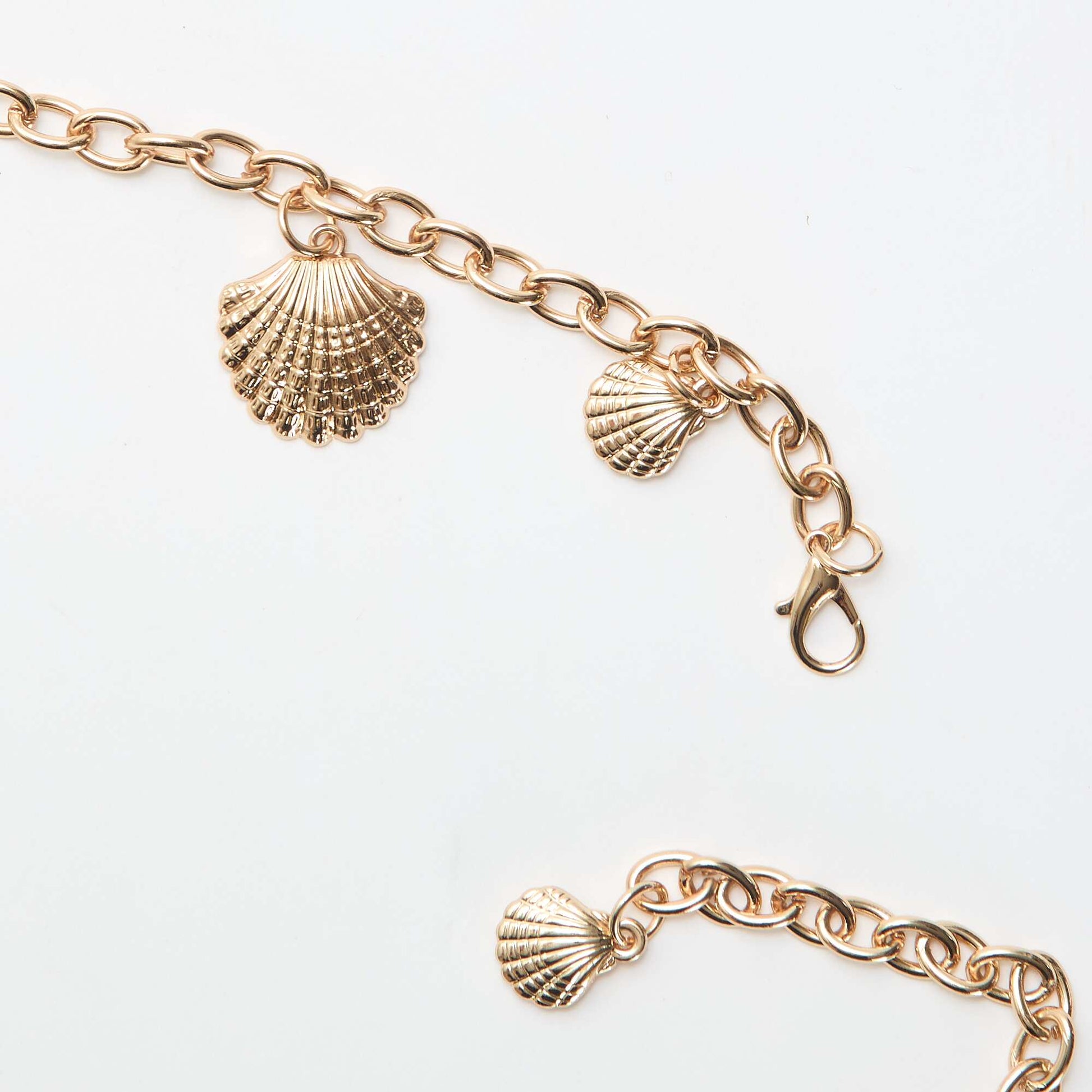 Metal necklace with shell-shaped medallions YELLOW