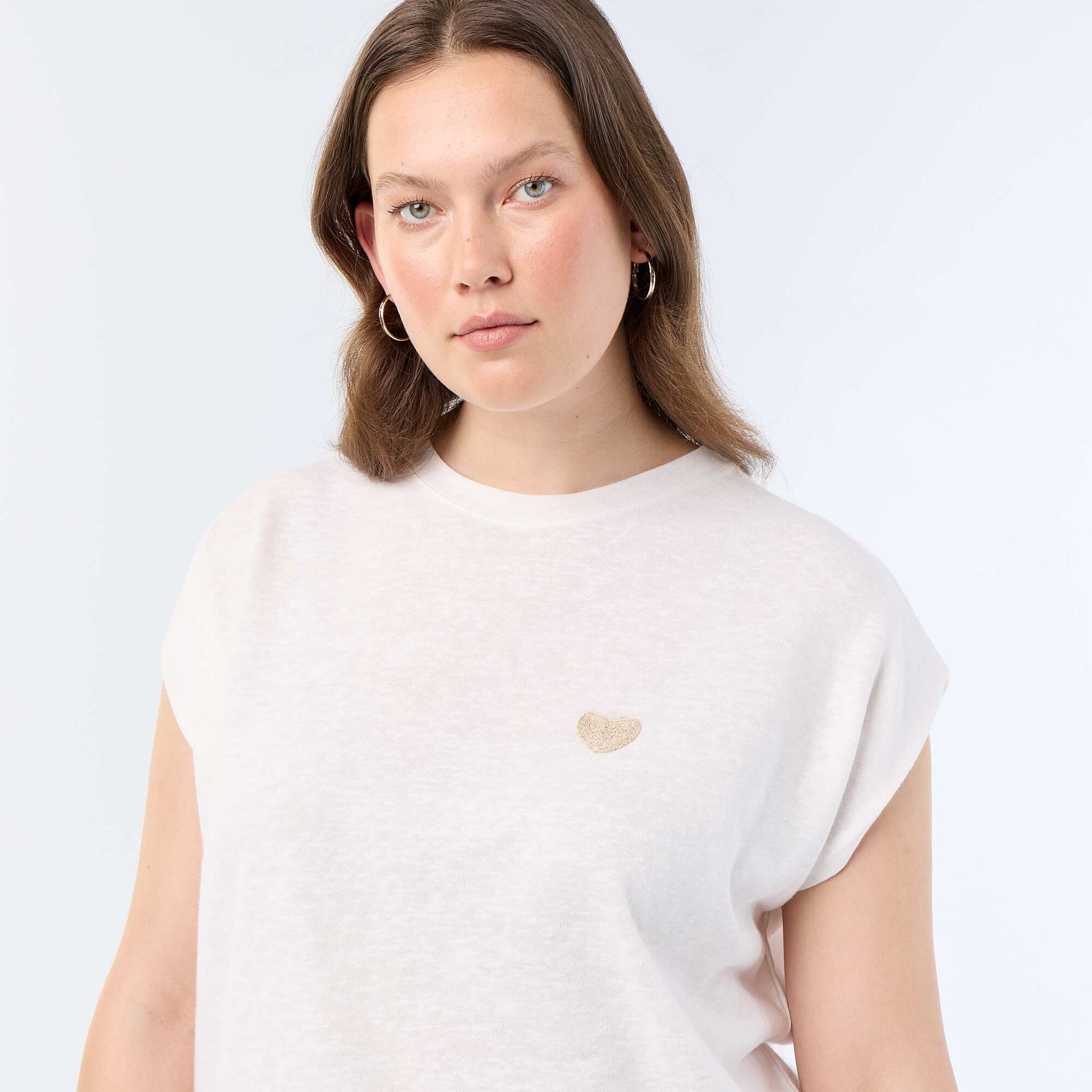 Sleeveless jersey t-shirt with small chest embroidery BEIGE