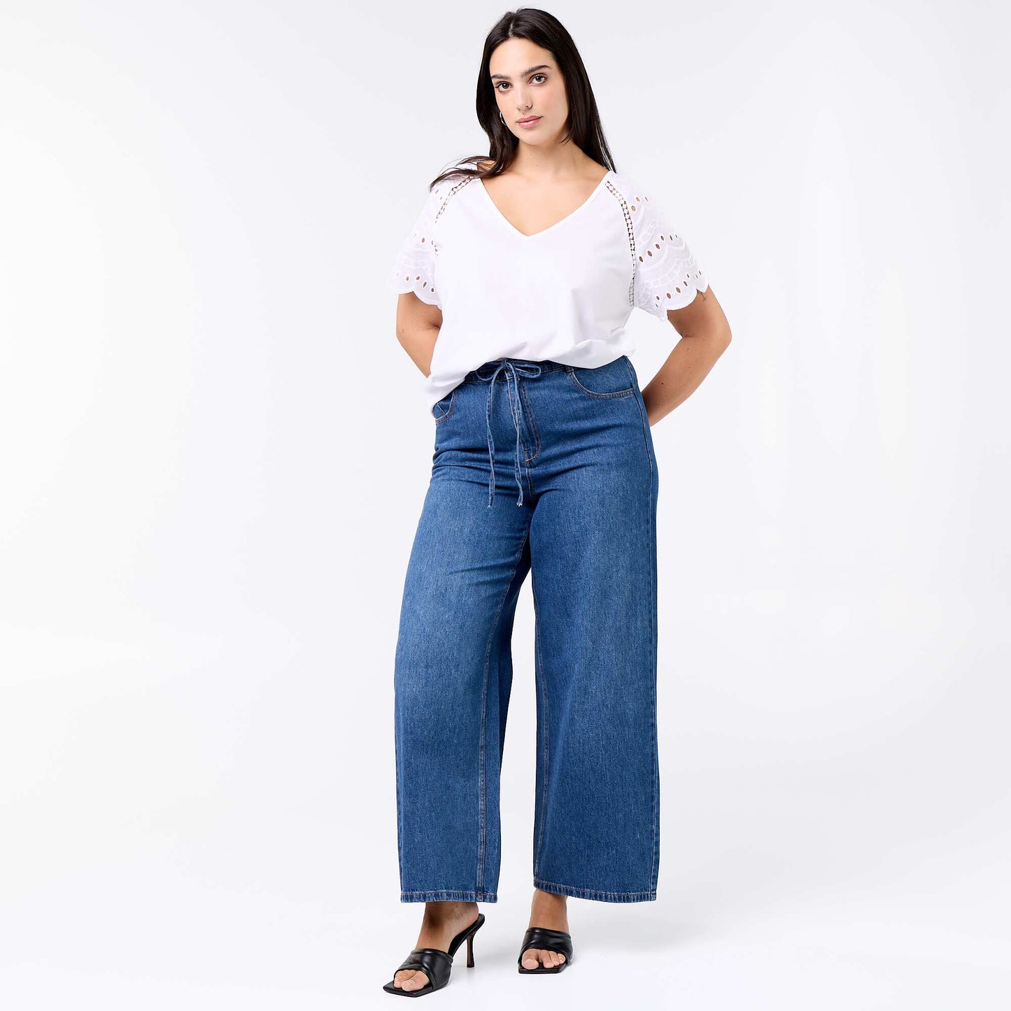 Plain t-shirt with embroidery on the sleeves WHITE