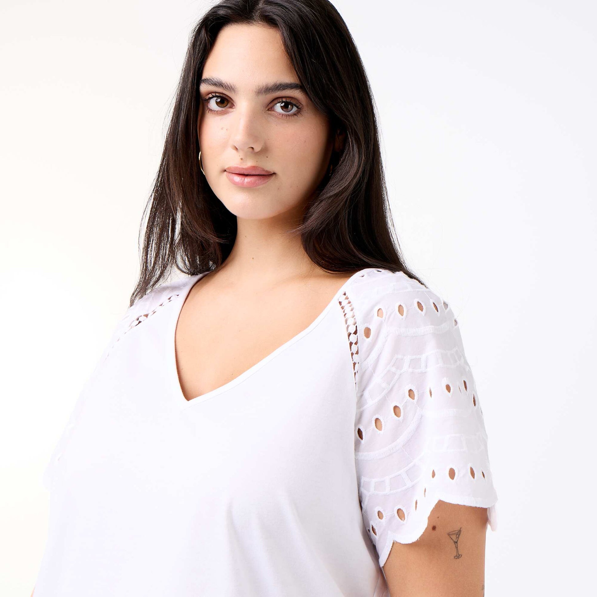 Plain t-shirt with embroidery on the sleeves WHITE