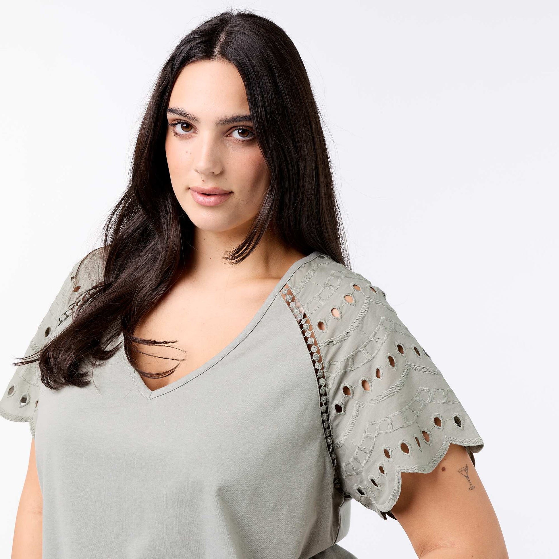 Plain t-shirt with embroidery on the sleeves GREEN