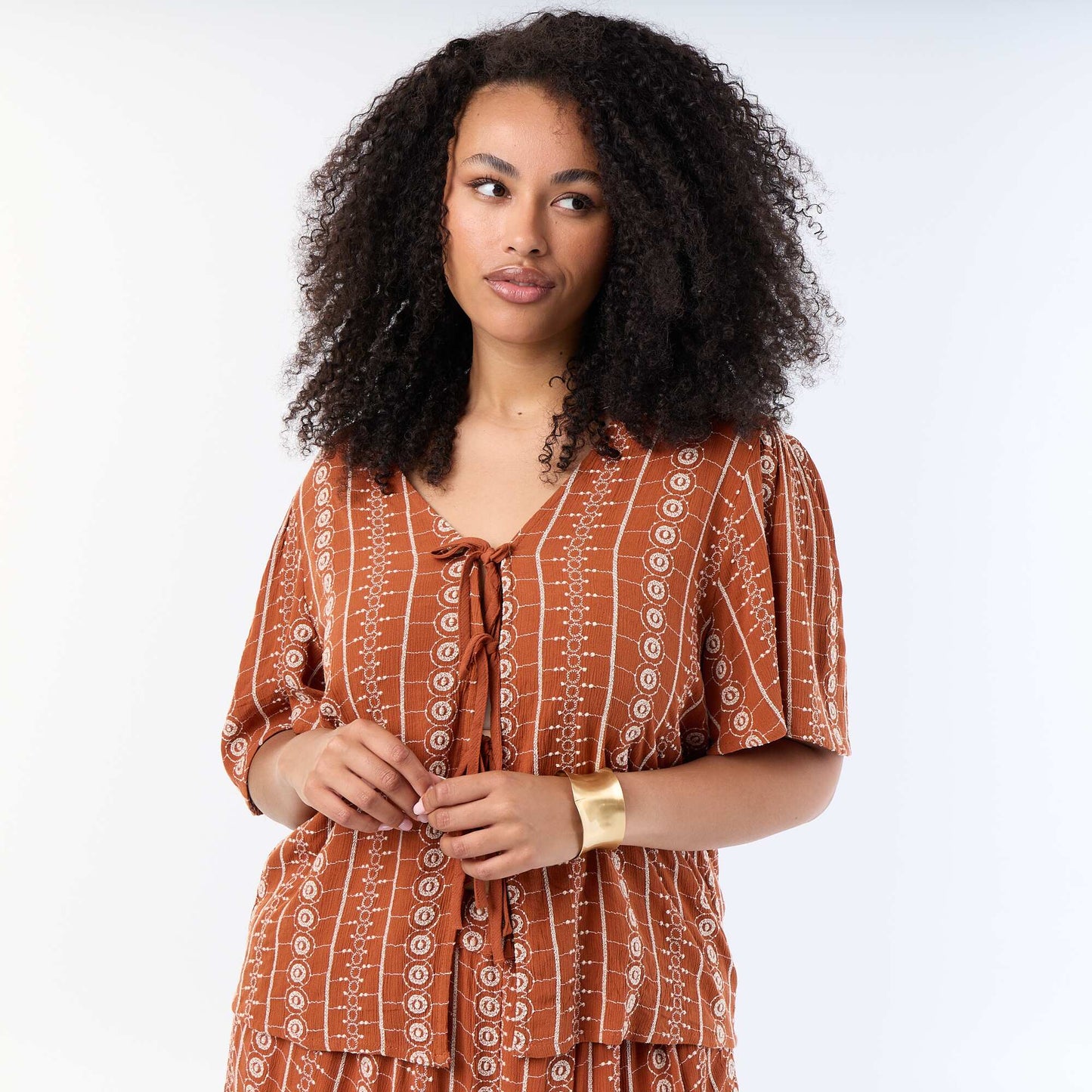 Short-sleeved blouse with bows and embroidery ORANGE
