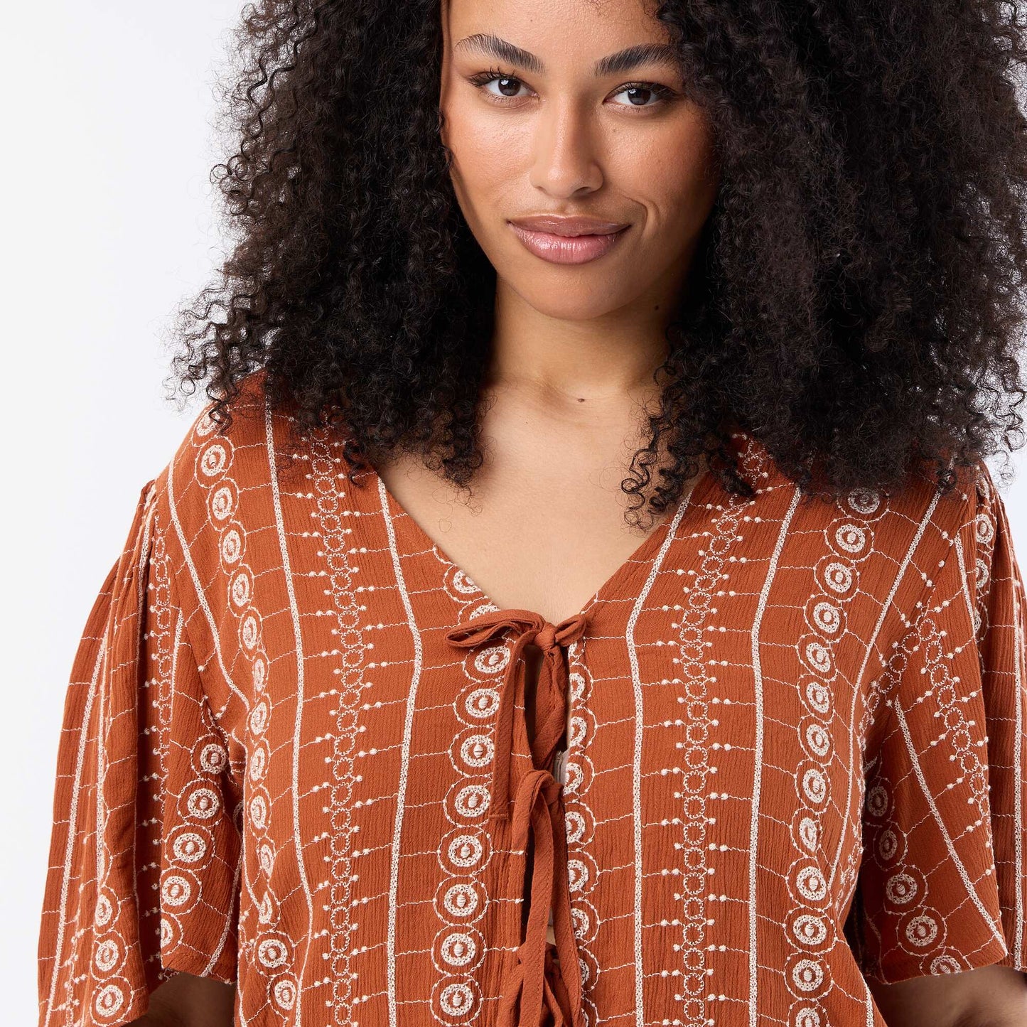 Short-sleeved blouse with bows and embroidery ORANGE