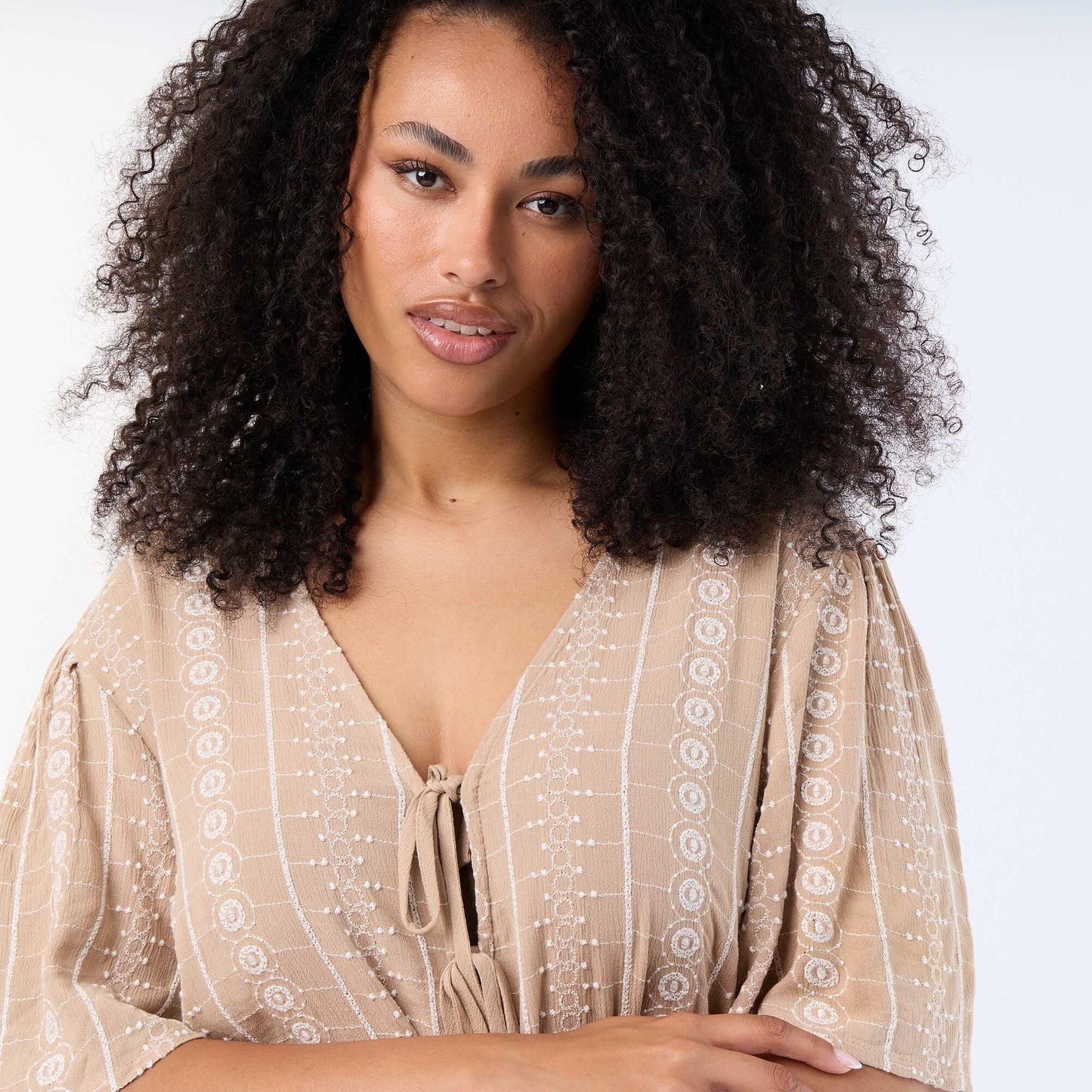Short-sleeved blouse with bows and embroidery BEIGE