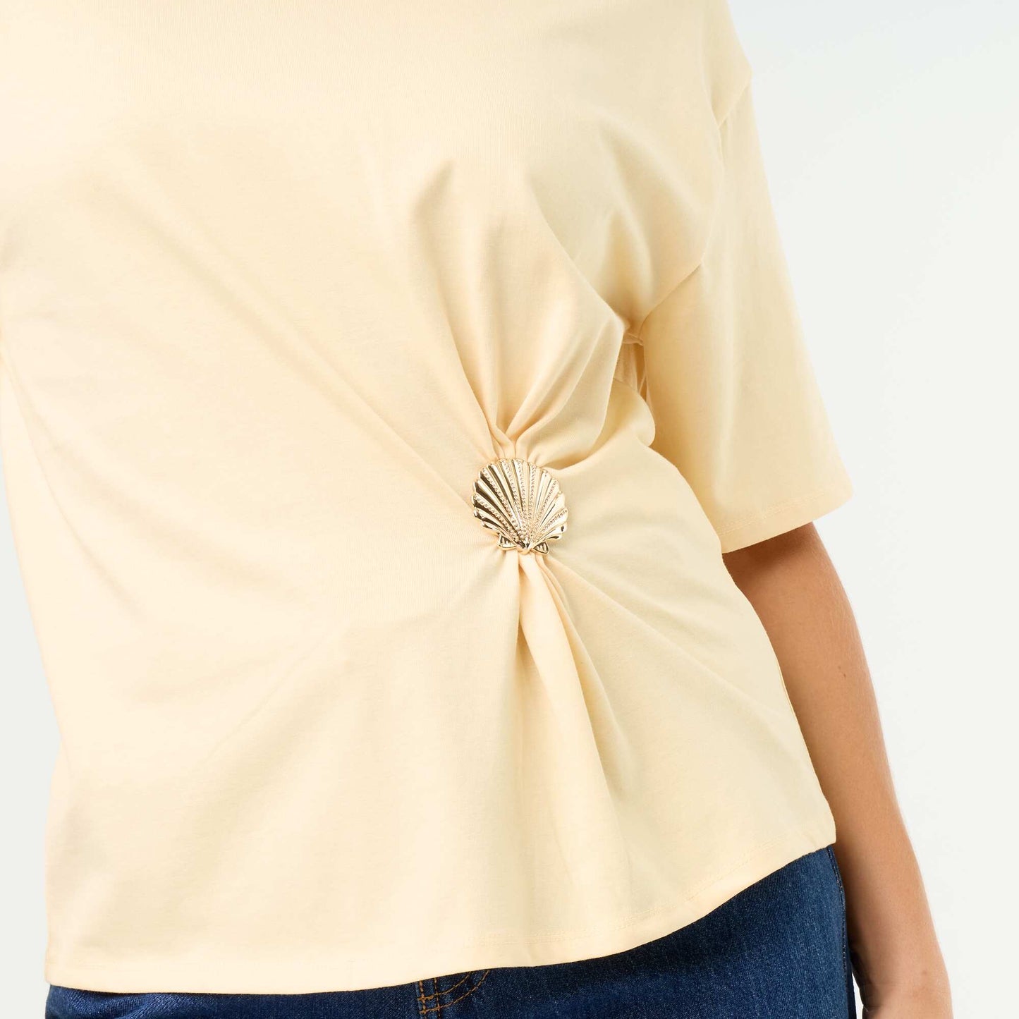 Short-sleeve T-shirt with Shell Charm BEIGE