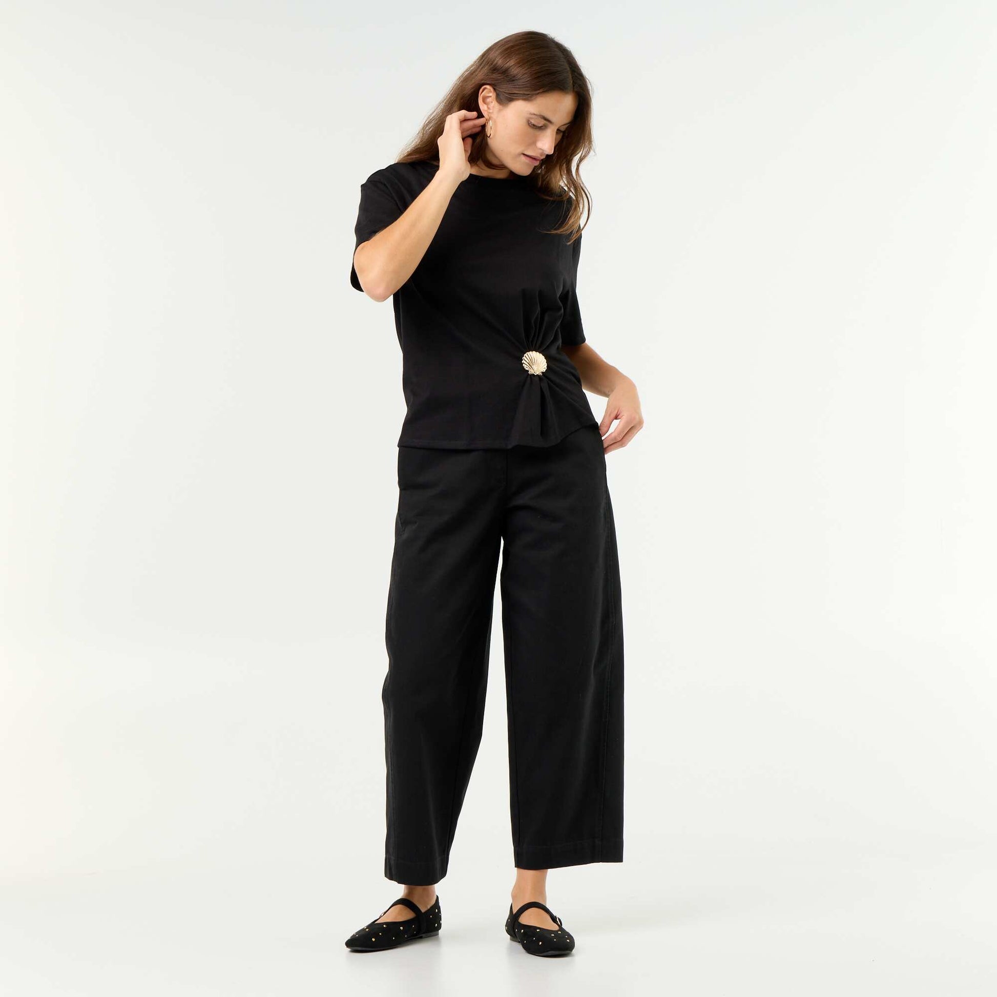Short-sleeve T-shirt with Shell Charm BLACK