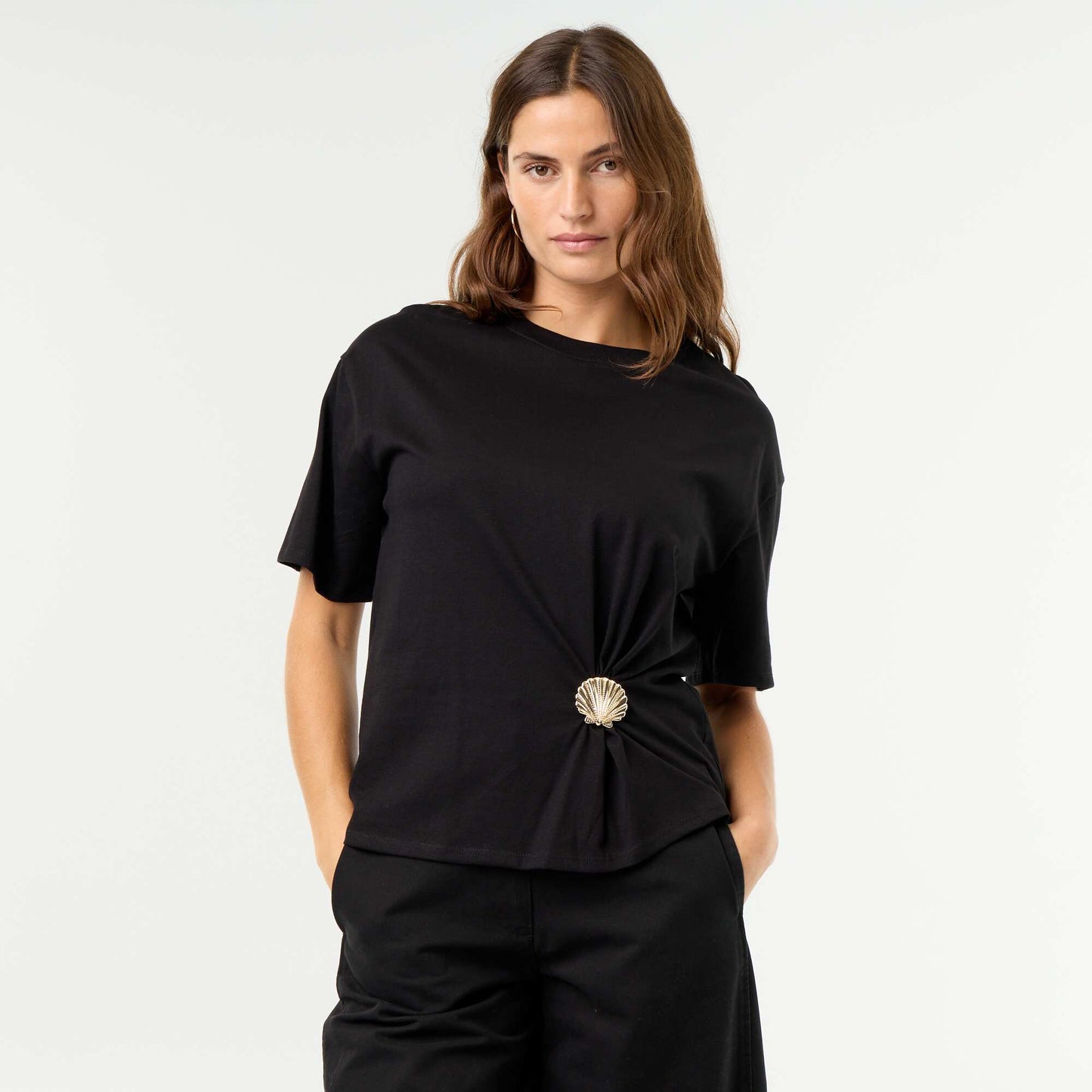Short-sleeve T-shirt with Shell Charm BLACK
