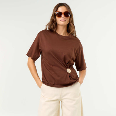 Short-sleeve T-shirt with Shell Charm BROWN
