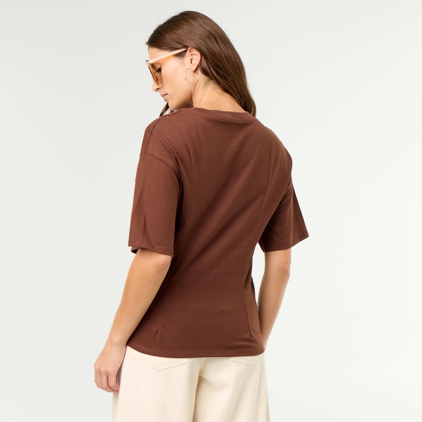 Short-sleeve T-shirt with Shell Charm BROWN