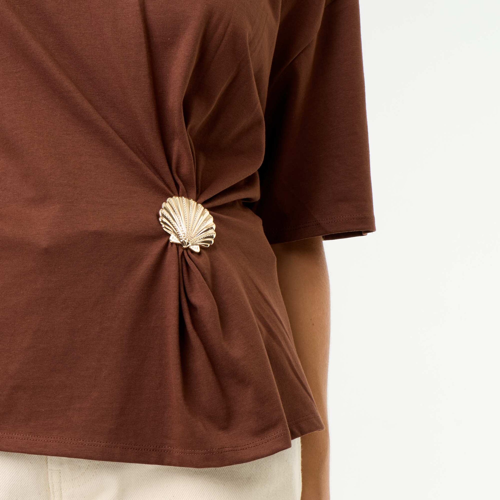 Short-sleeve T-shirt with Shell Charm BROWN