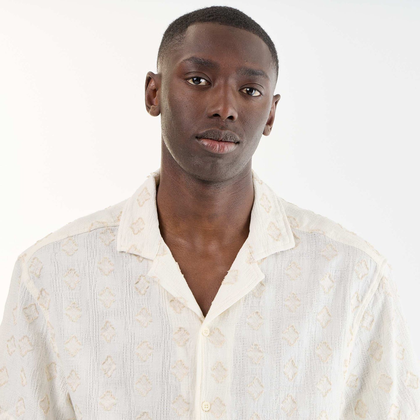 Short-sleeved fancy knit shirt with embroidery BEIGE
