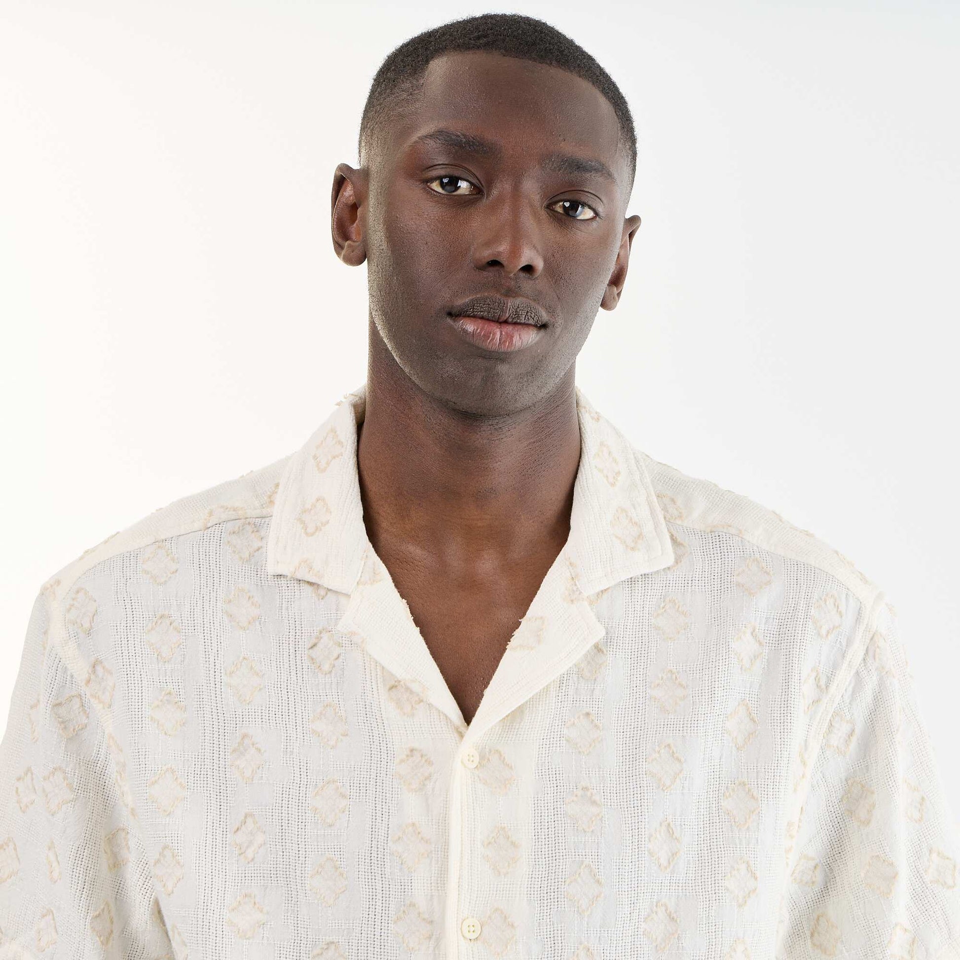 Short-sleeved fancy knit shirt with embroidery BEIGE