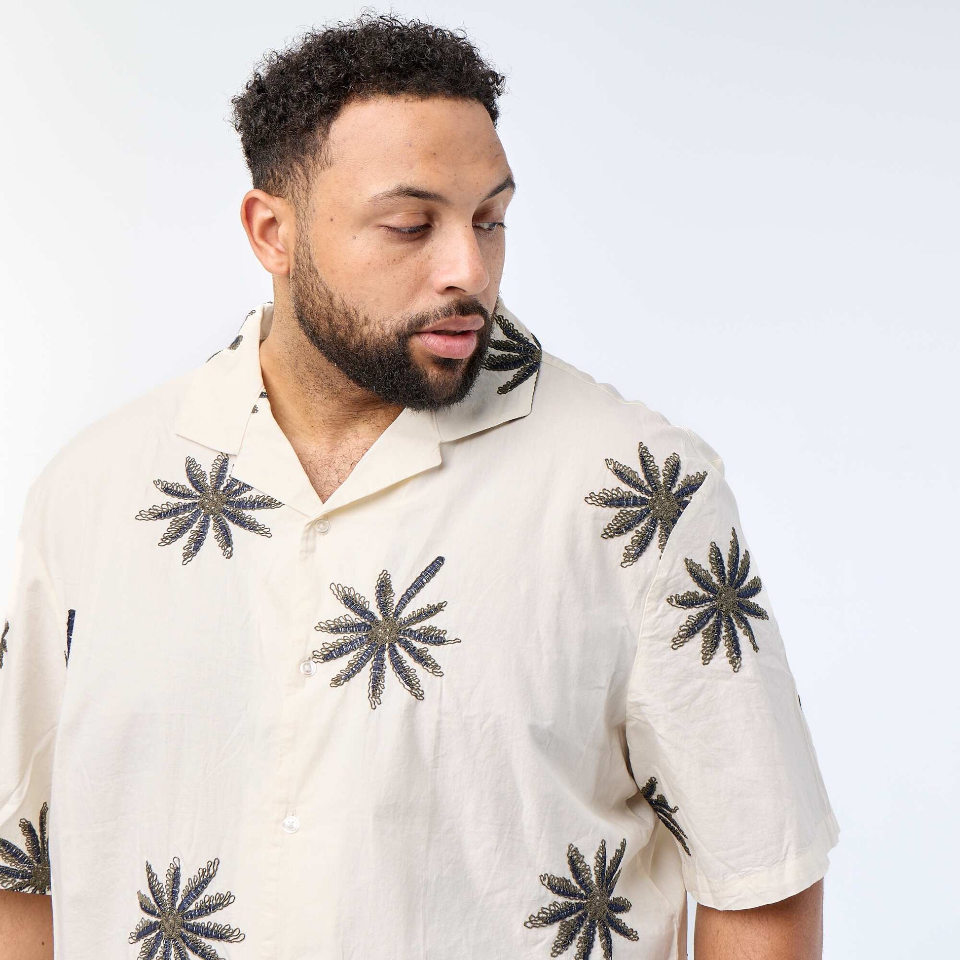 Short-sleeved shirt with embroidered floral pattern BEIGE