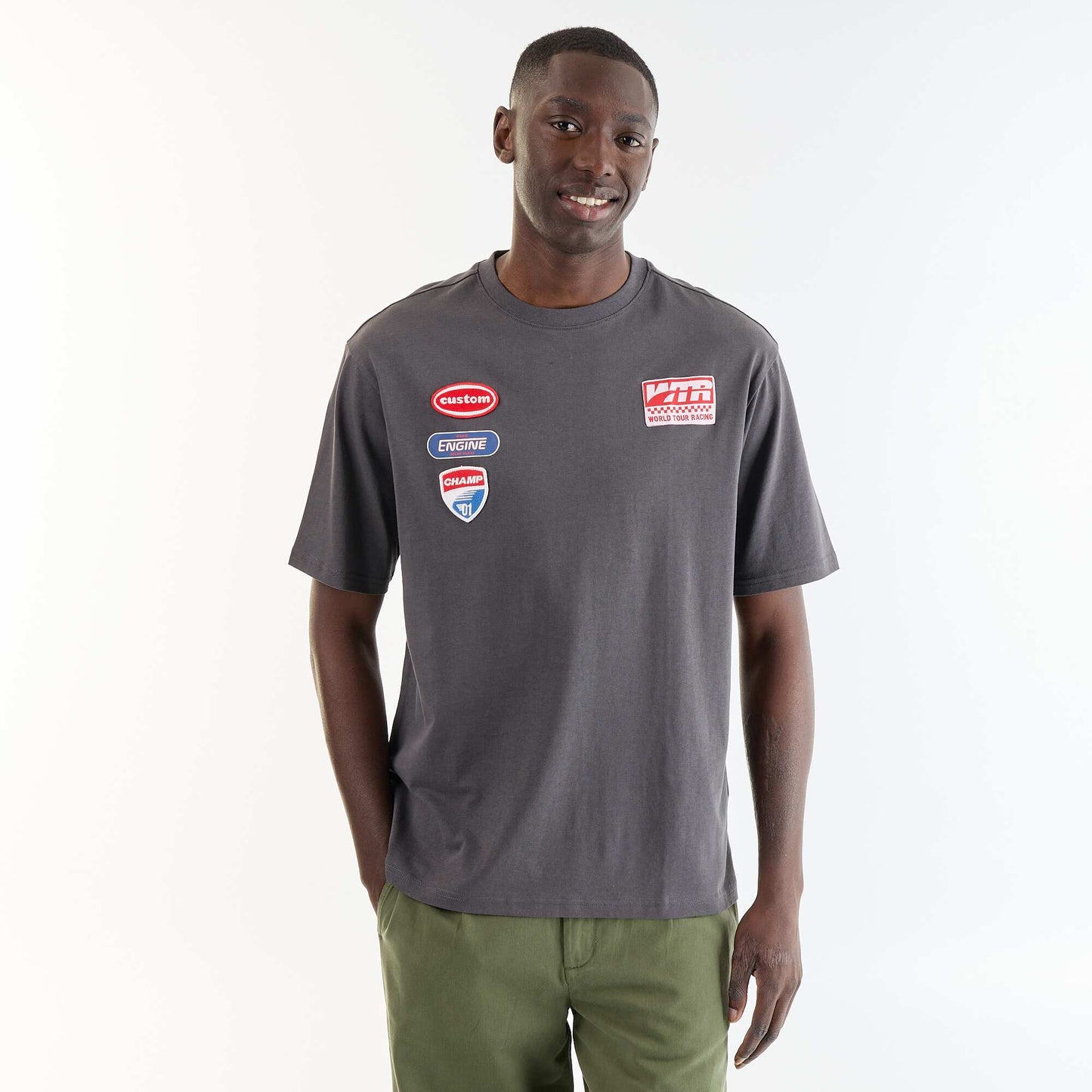 Solid short-sleeved T-shirt with sewn patches GREY