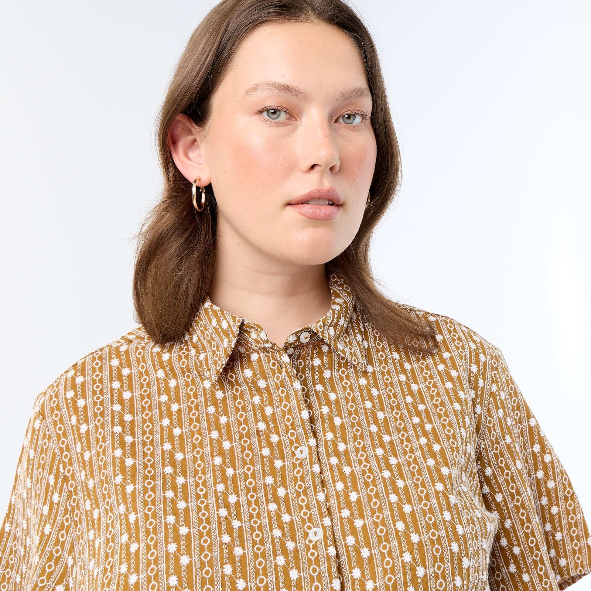 Short-sleeved shirt with embroidered design BROWN