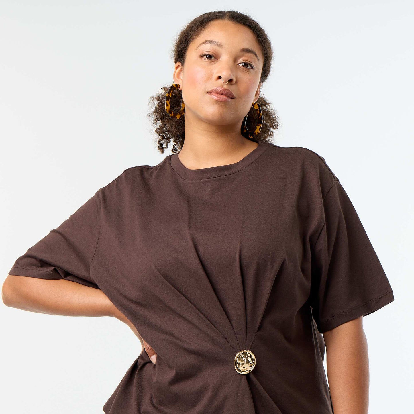 Draped T-shirt with Golden Brooch Detail BROWN