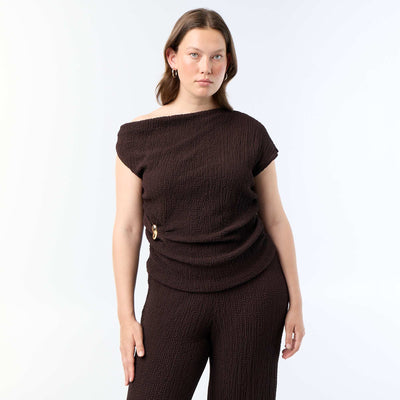 Asymmetric Crinkle Knit Top with Gold Charm BROWN