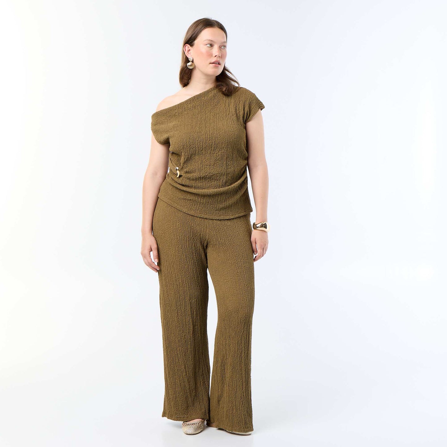Asymmetric Crinkle Knit Top with Gold Charm KHAKI