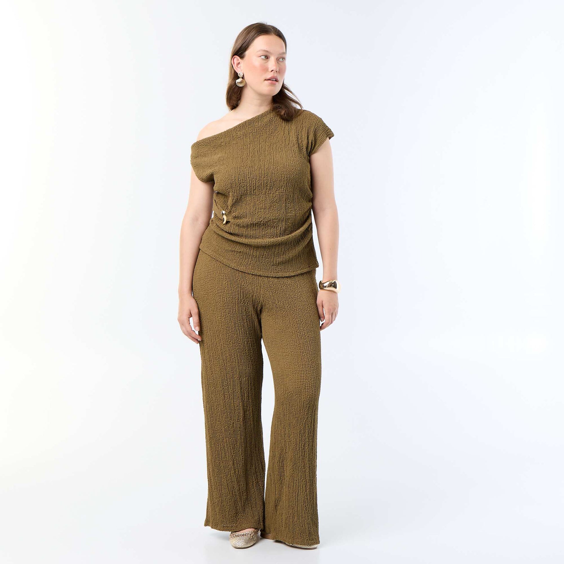 Asymmetric Crinkle Knit Top with Gold Charm KHAKI