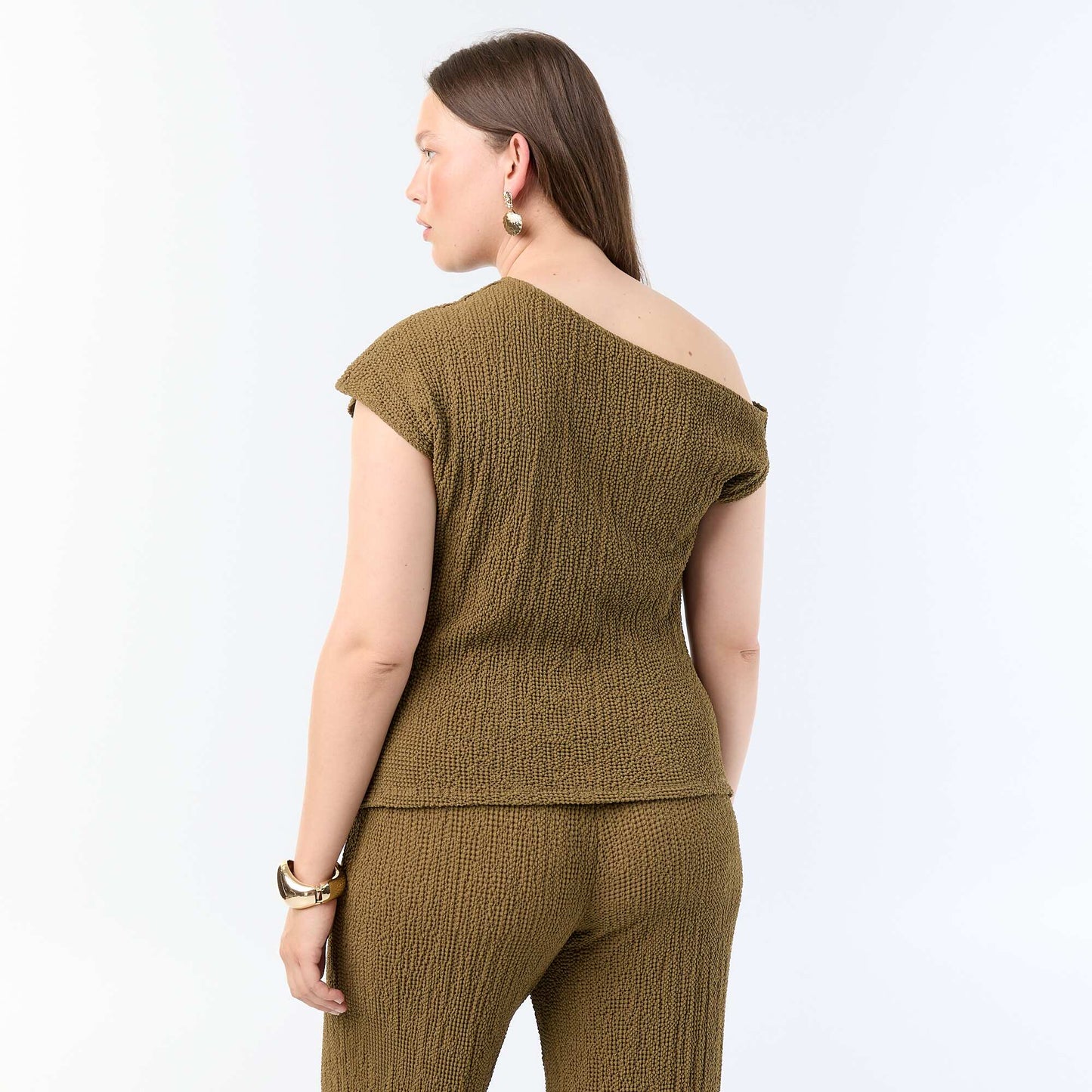 Asymmetric Crinkle Knit Top with Gold Charm KHAKI