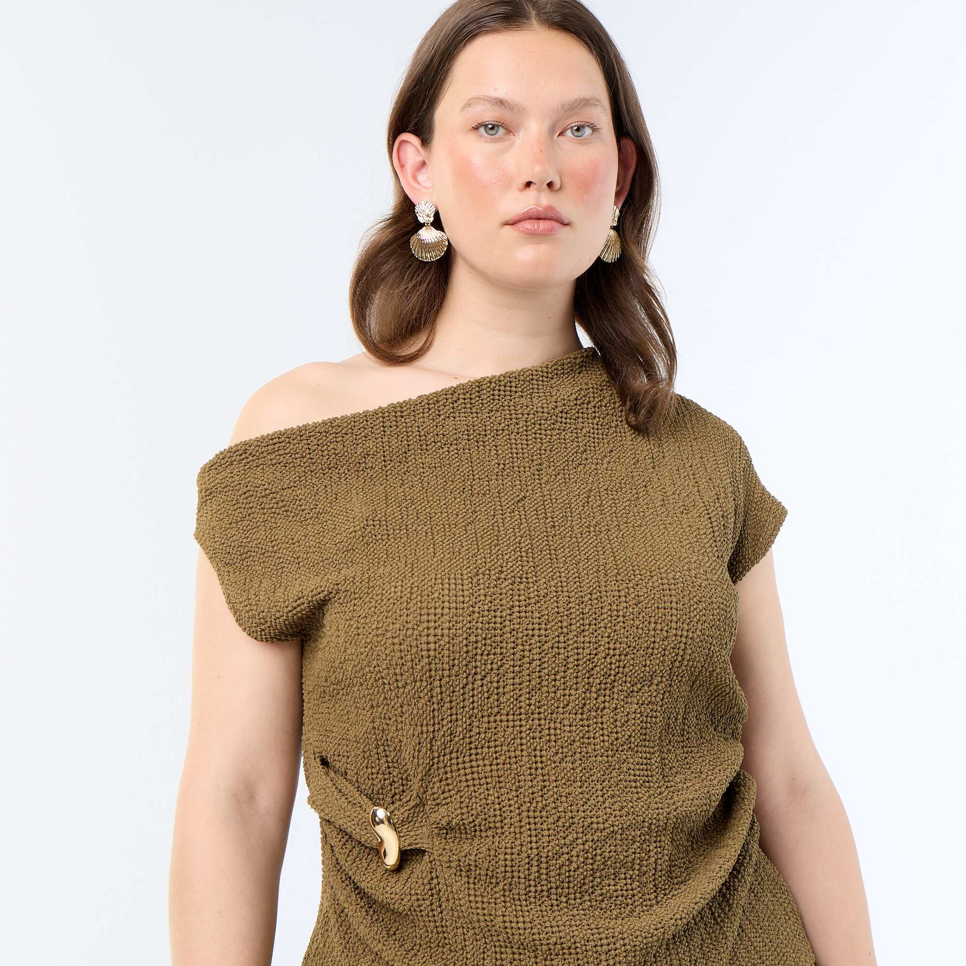 Asymmetric Crinkle Knit Top with Gold Charm KHAKI