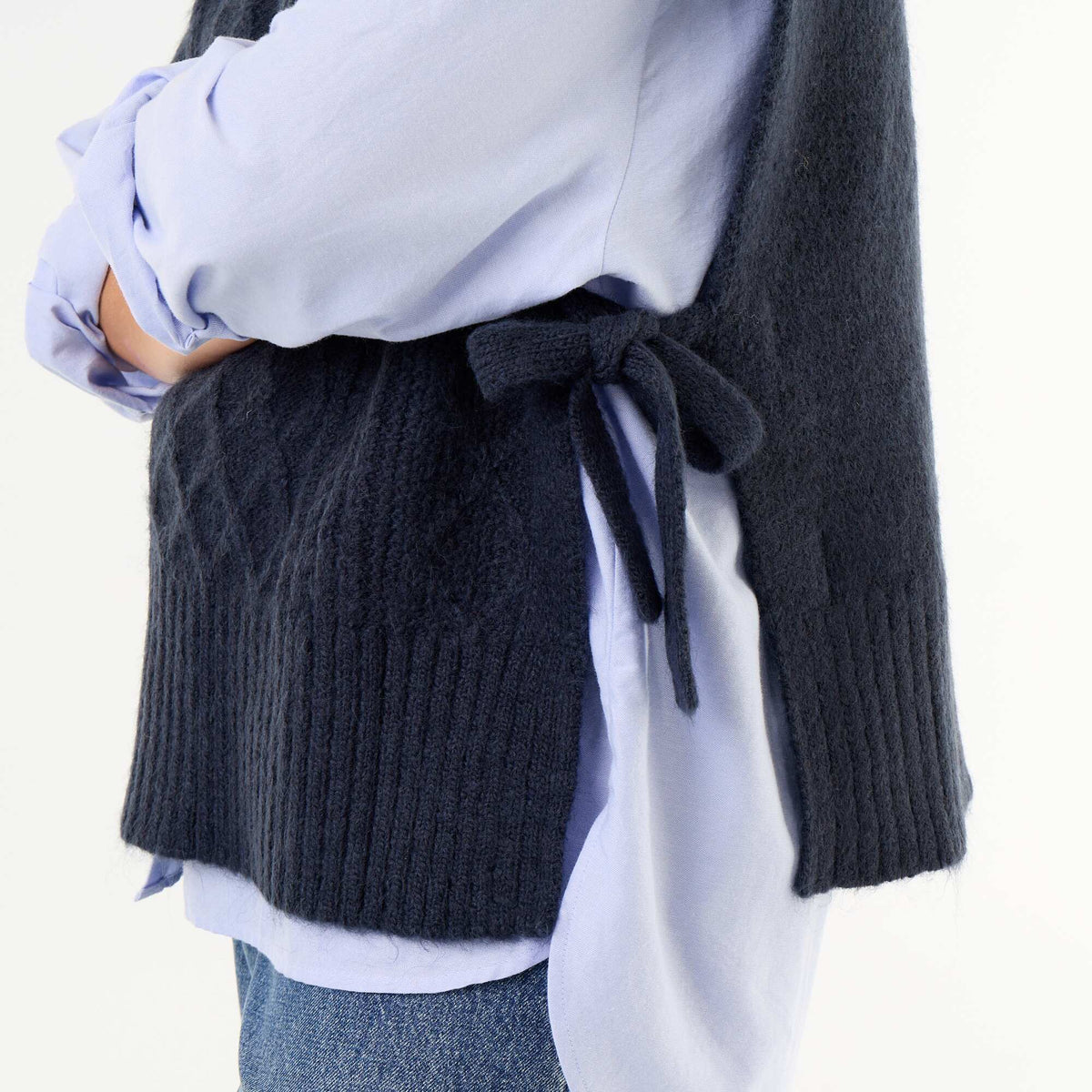 Sleeveless sweater with side ties BLUE